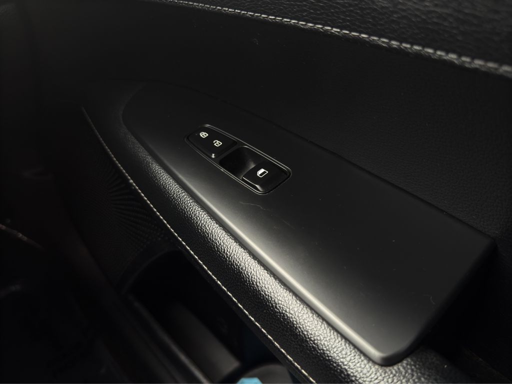 Vehicle image 14 of 28