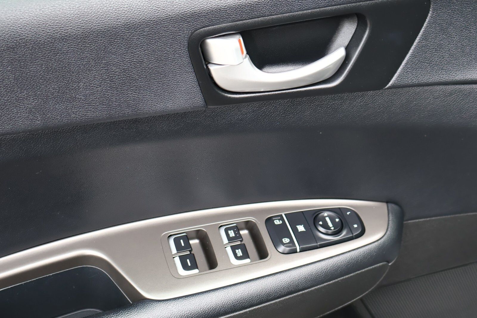 Vehicle image 24 of 34