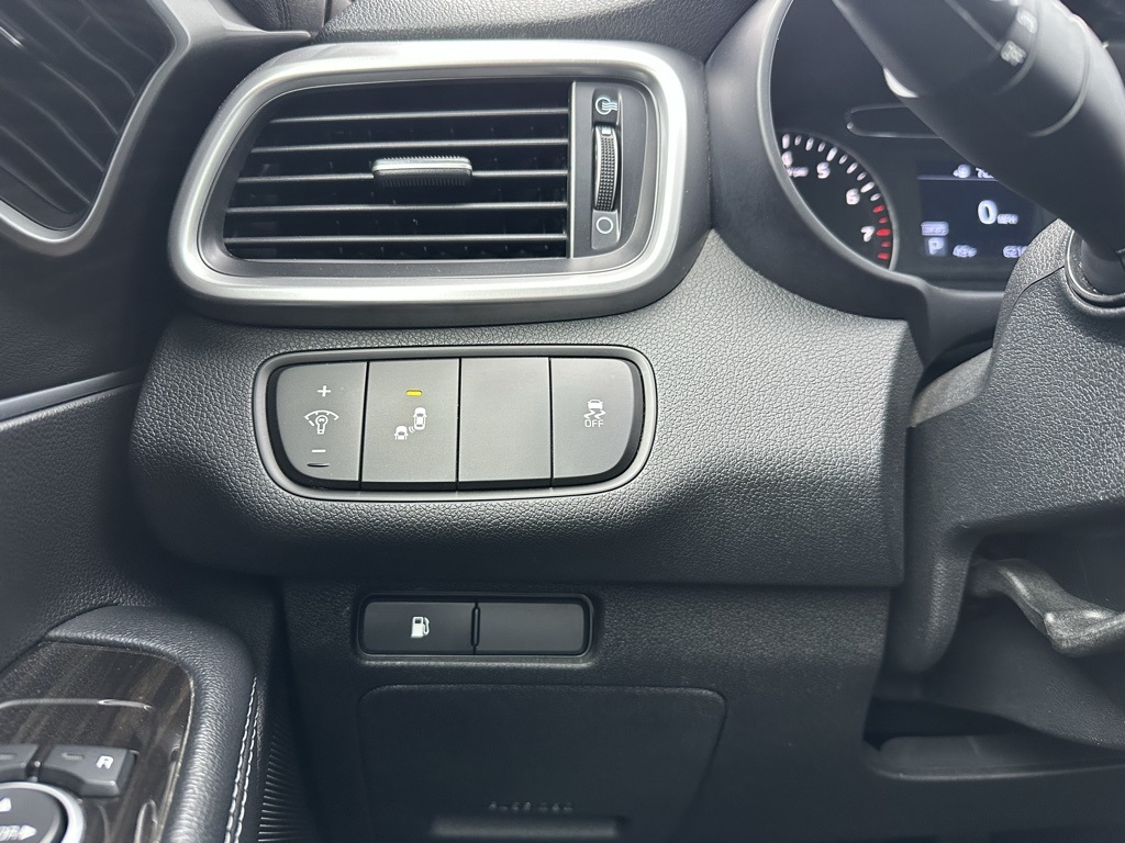 Vehicle image 18 of 28