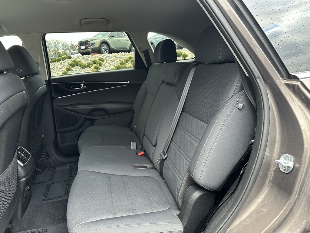 Vehicle image 25 of 28