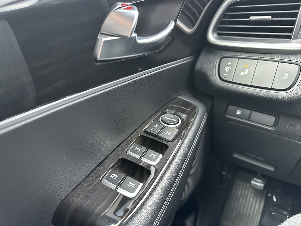 Vehicle image 19 of 28