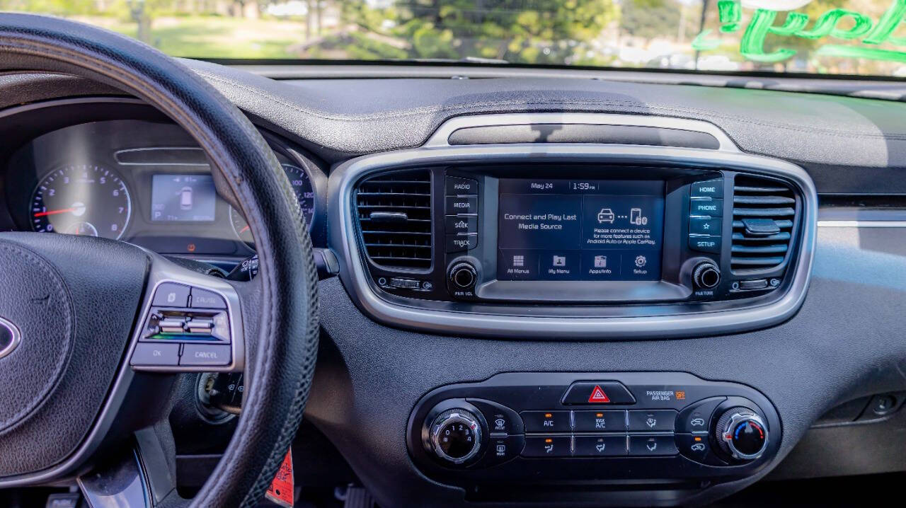 Vehicle image 21 of 28