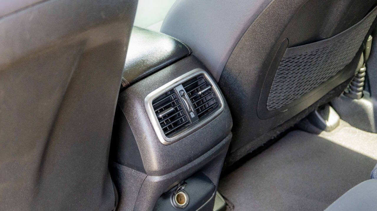 Vehicle image 26 of 28