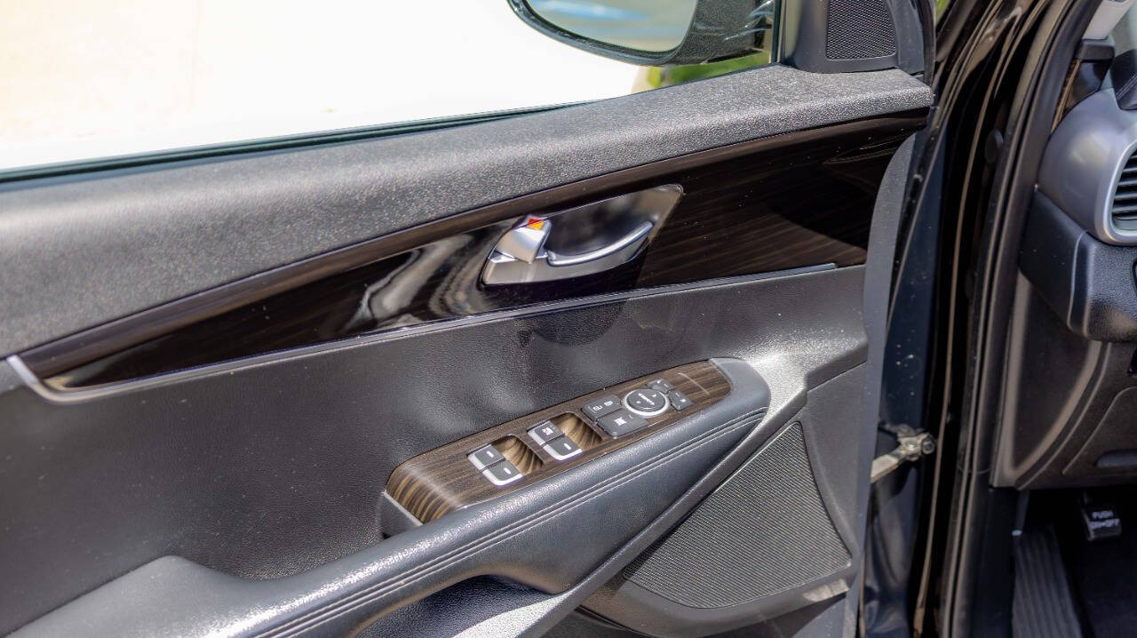 Vehicle image 14 of 28