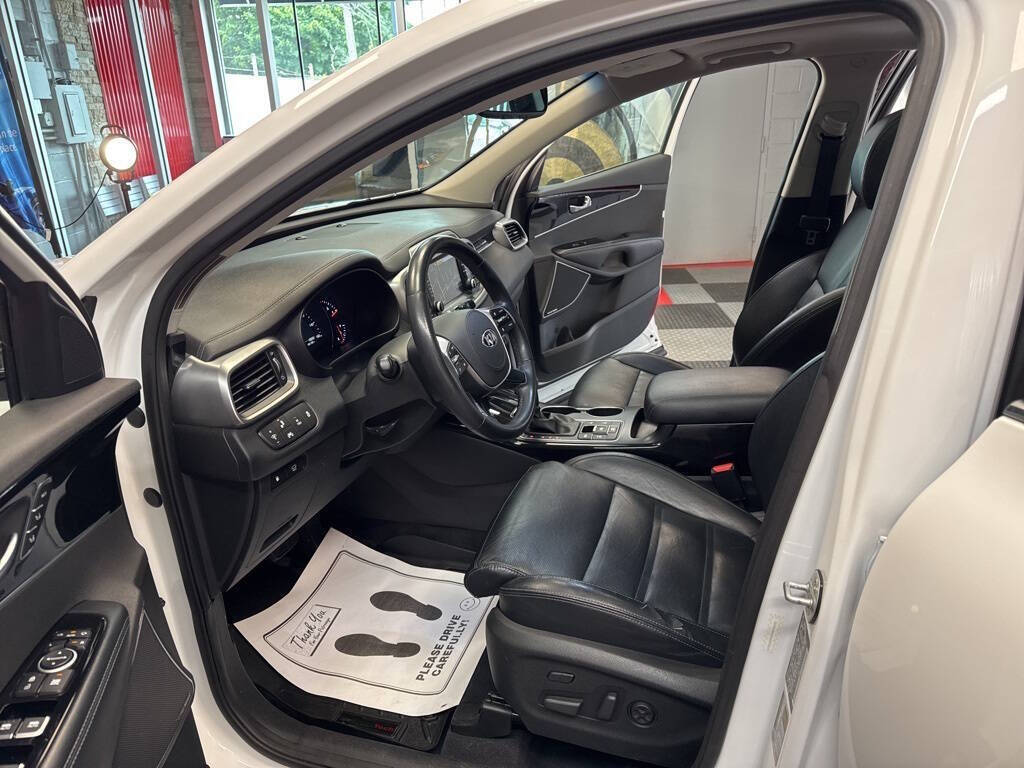 Vehicle image 27 of 43