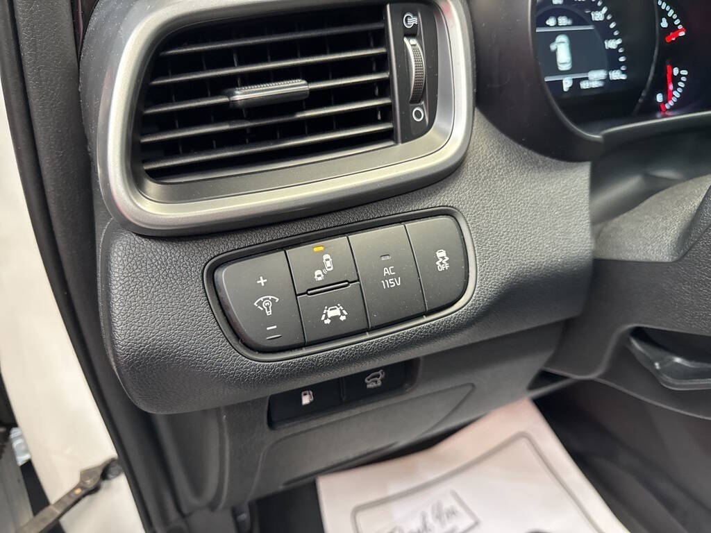Vehicle image 33 of 43