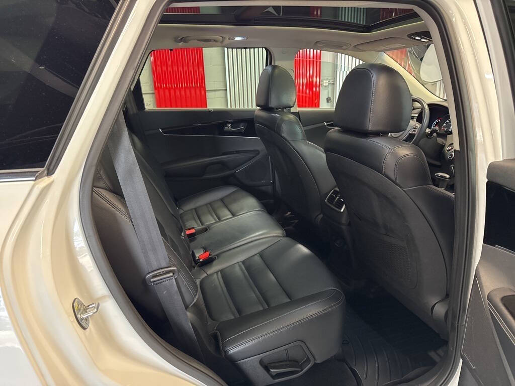 Vehicle image 19 of 43
