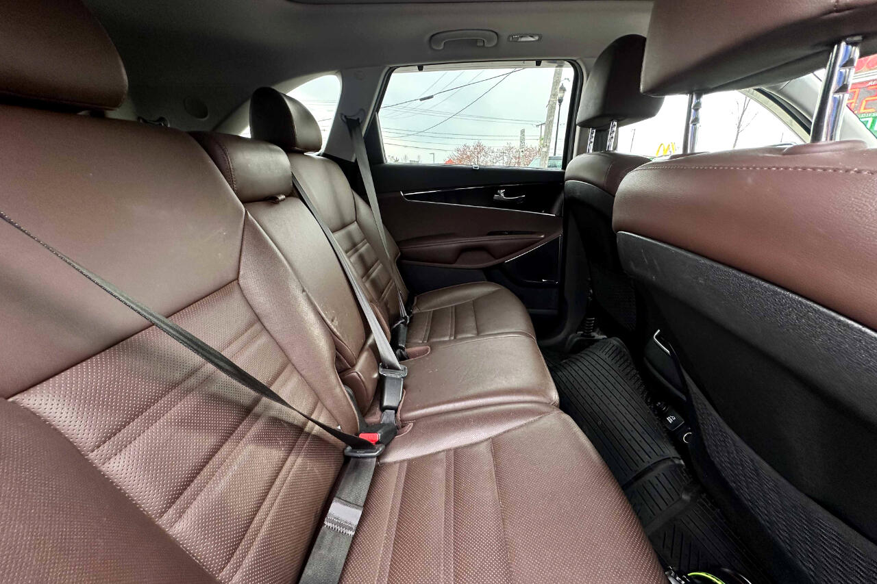 Vehicle image 22 of 24