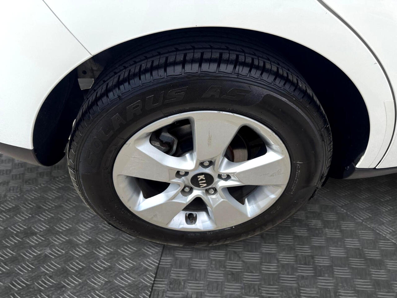 Vehicle image 14 of 27