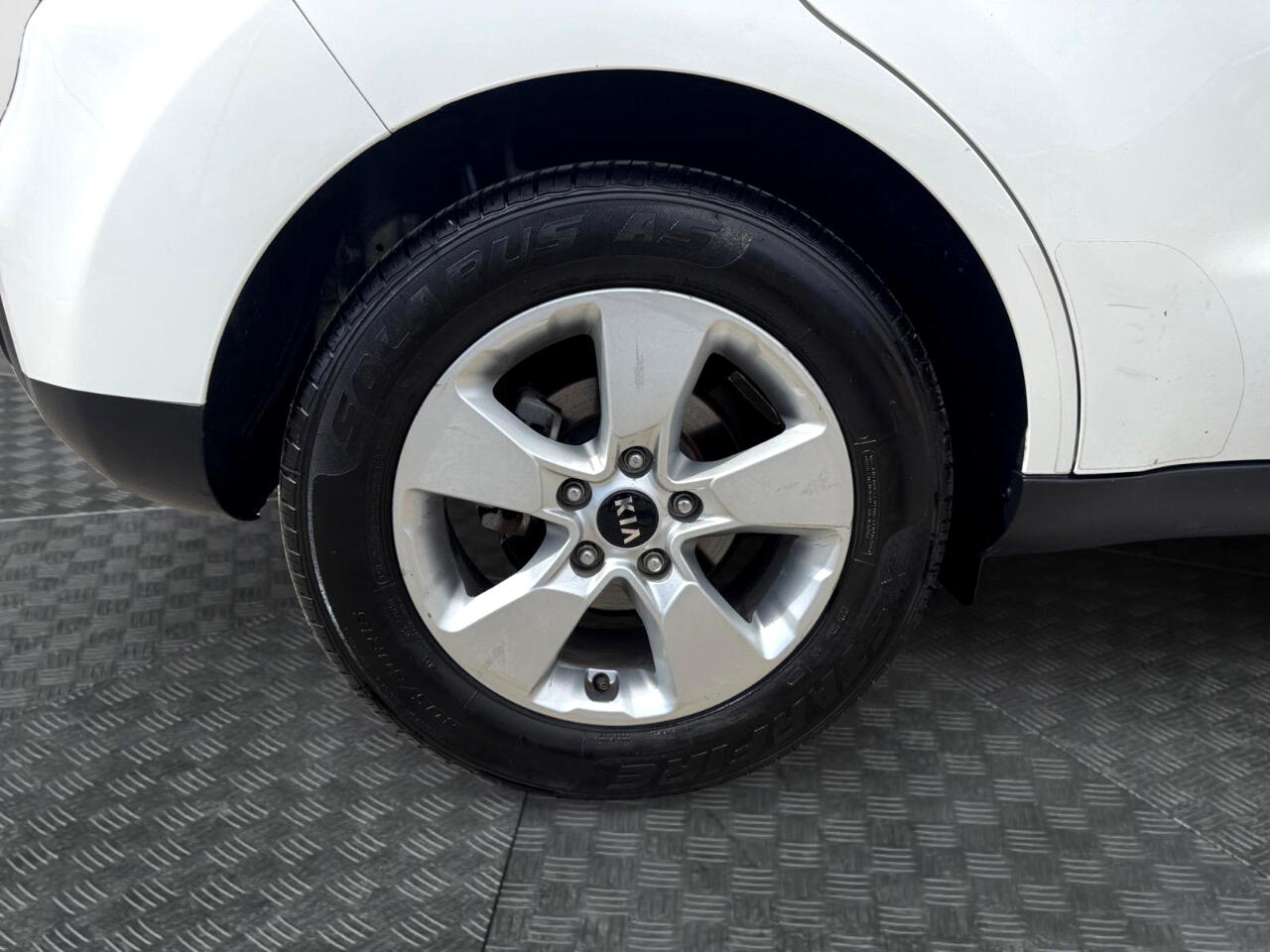 Vehicle image 15 of 27