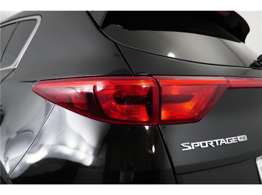 Vehicle image 11 of 27