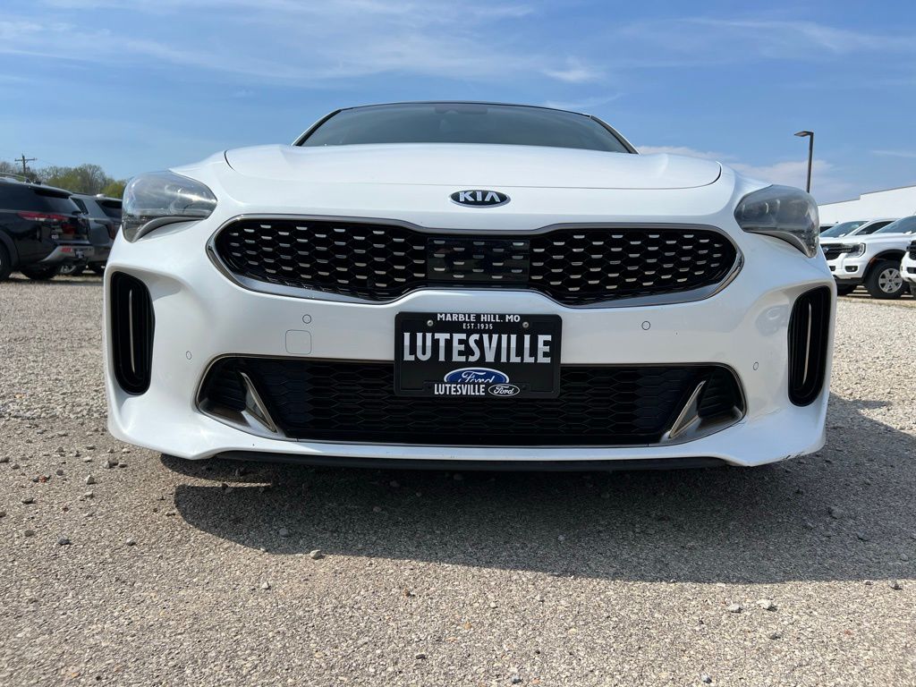2019 Kia Stinger GT1 Image 2 of 38