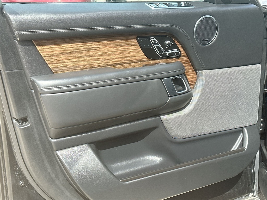 Vehicle image 23 of 34
