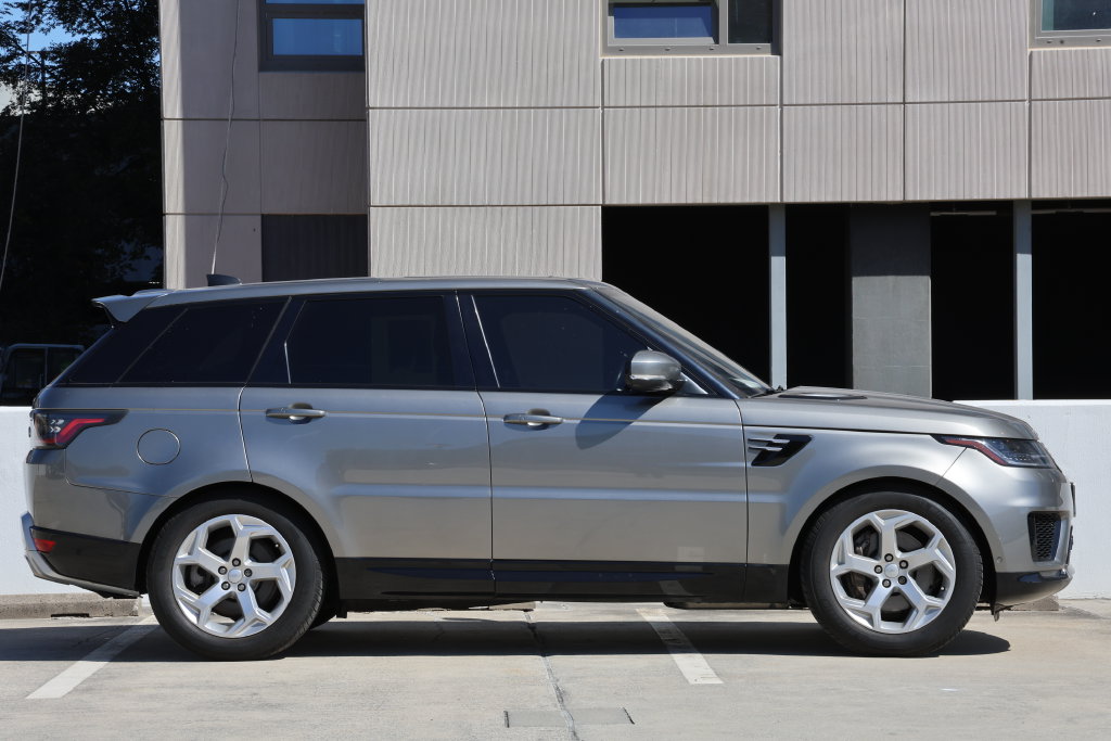 2019 Land Rover Range Rover Sport HSE Image 3 of 33