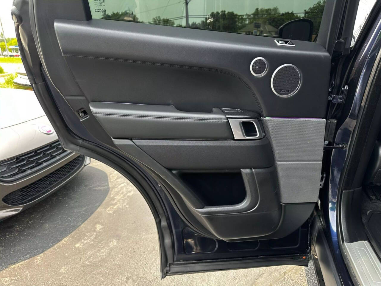 Vehicle image 11 of 18