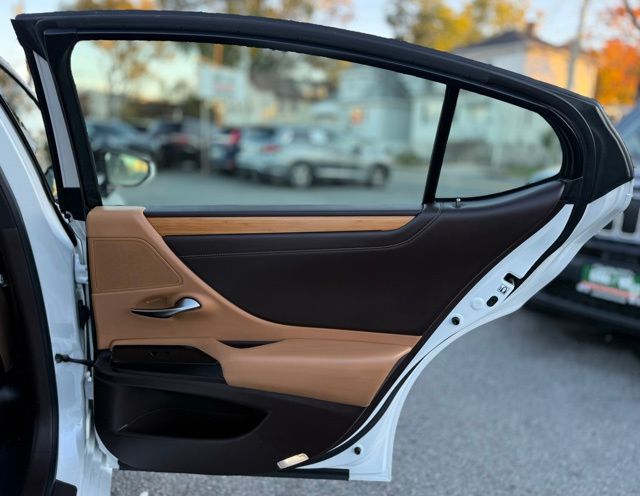 2019 Lexus ES 300h Luxury Image 40 of 45