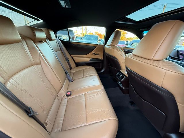 2019 Lexus ES 300h Luxury Image 14 of 45