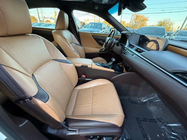 2019 Lexus ES 300h Luxury Image 17 of 45