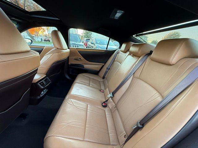 2019 Lexus ES 300h Luxury Image 18 of 45