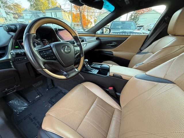 2019 Lexus ES 300h Luxury Image 22 of 45