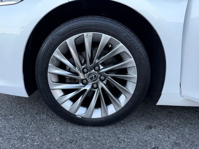 2019 Lexus ES 300h Luxury Image 10 of 45