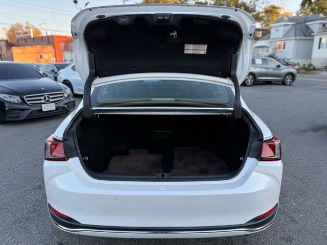 2019 Lexus ES 300h Luxury Image 12 of 45