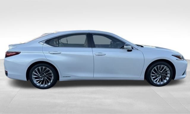 2019 Lexus ES 300h Luxury Image 4 of 45
