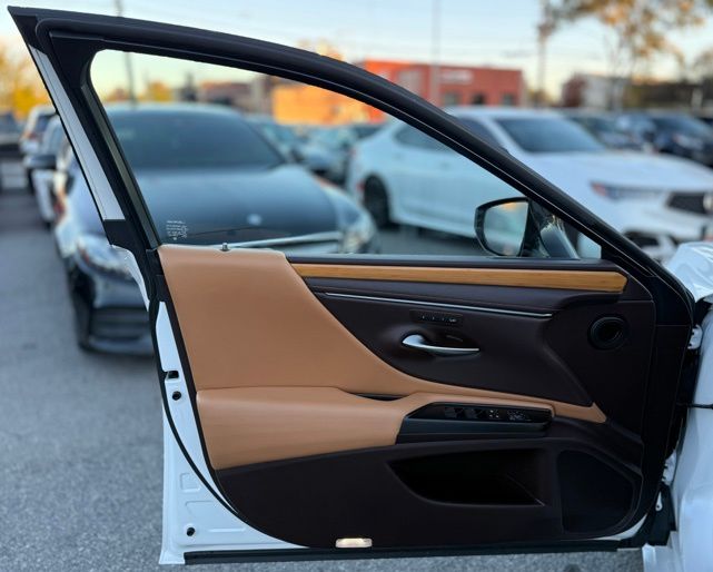 2019 Lexus ES 300h Luxury Image 42 of 45