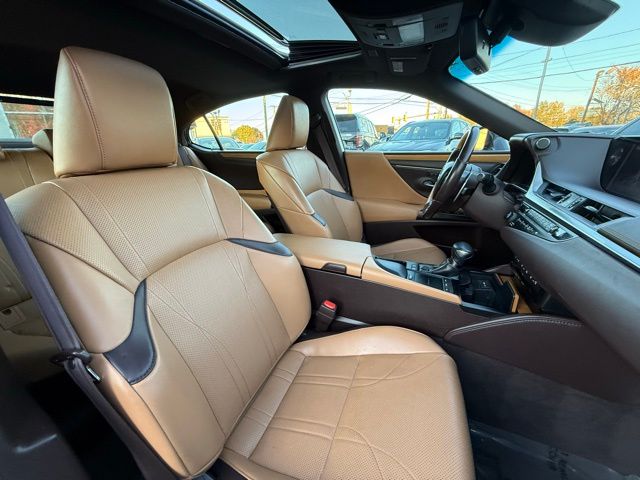 2019 Lexus ES 300h Luxury Image 16 of 45