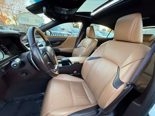 2019 Lexus ES 300h Luxury Image 19 of 45