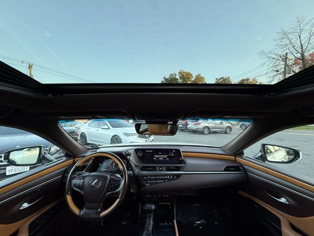 2019 Lexus ES 300h Luxury Image 21 of 45