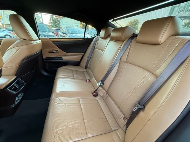 2019 Lexus ES 300h Luxury Image 15 of 45