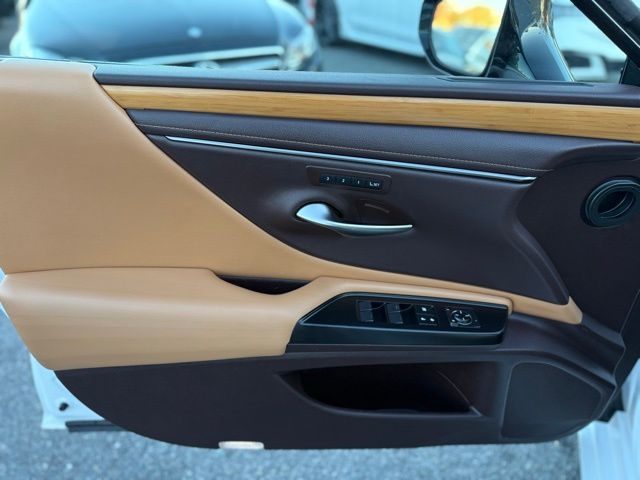 2019 Lexus ES 300h Luxury Image 33 of 45