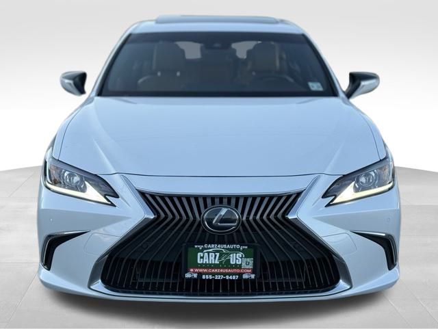 2019 Lexus ES 300h Luxury Image 2 of 45
