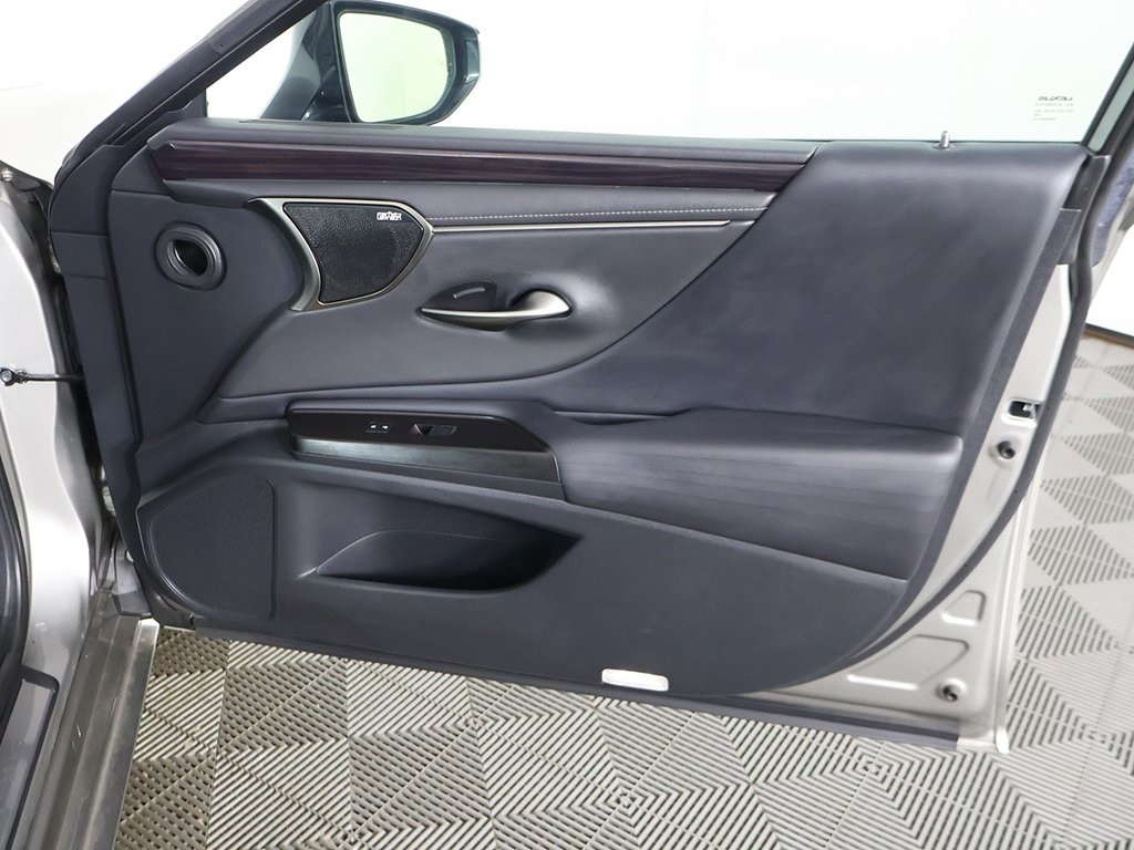 2019 Lexus ES 350 Image 32 of 65