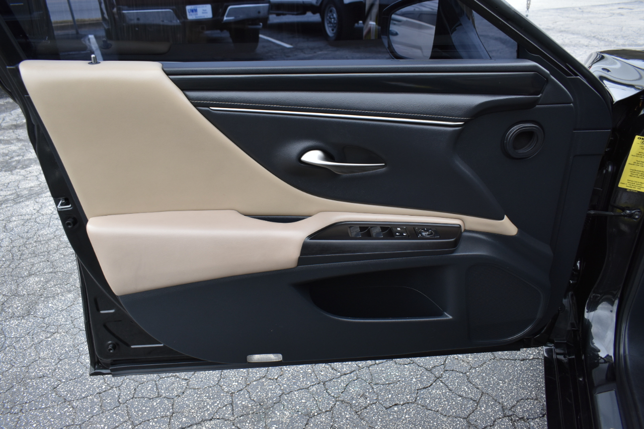 2019 Lexus ES Image 34 of 48