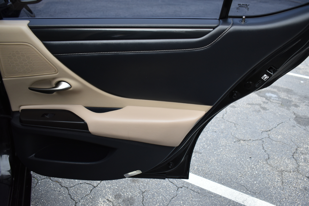 2019 Lexus ES Image 33 of 48