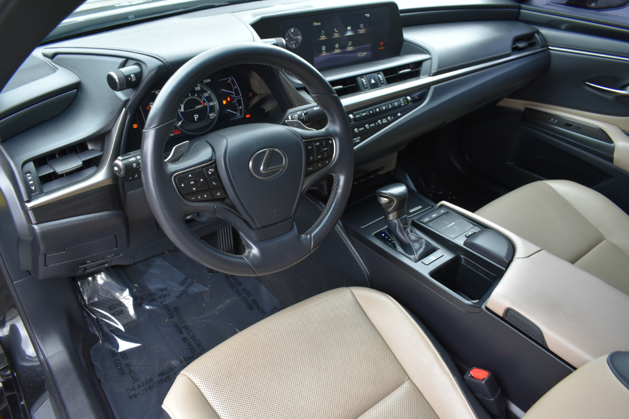 2019 Lexus ES Image 26 of 48