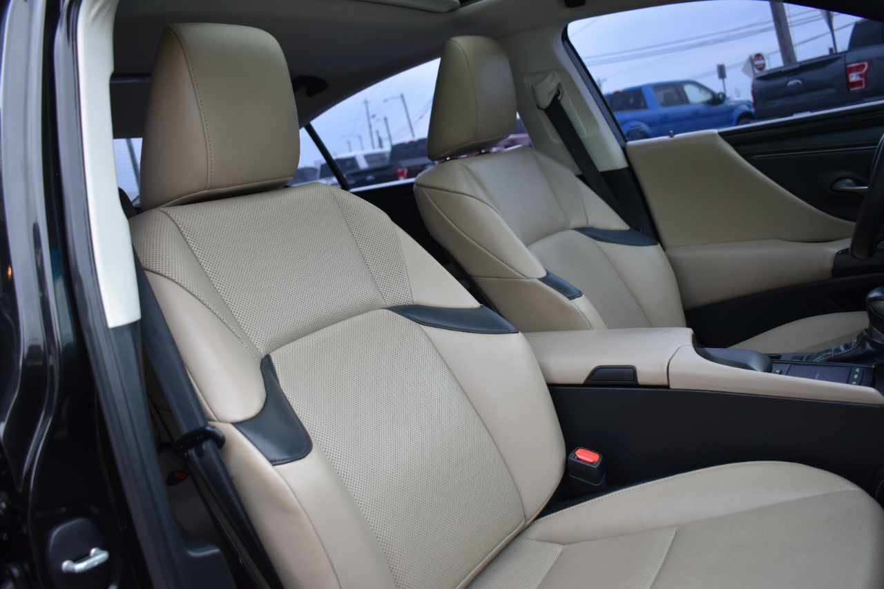 2019 Lexus ES Image 17 of 48