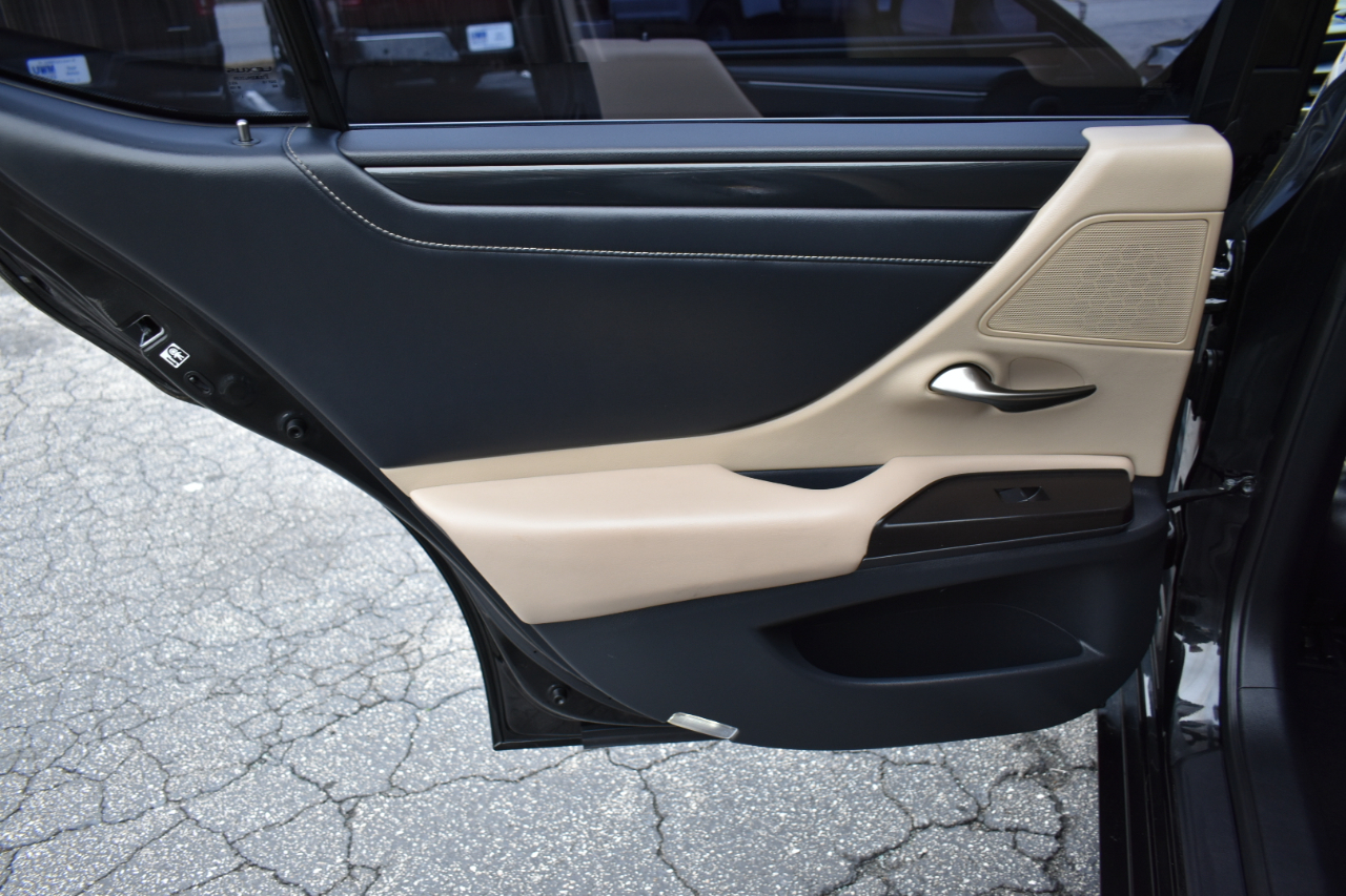 2019 Lexus ES Image 32 of 48