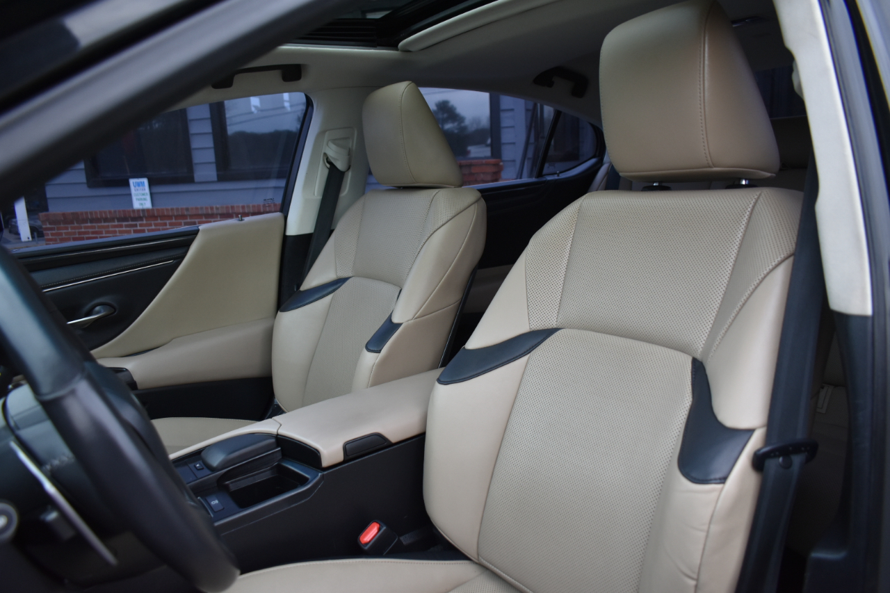 2019 Lexus ES Image 19 of 48