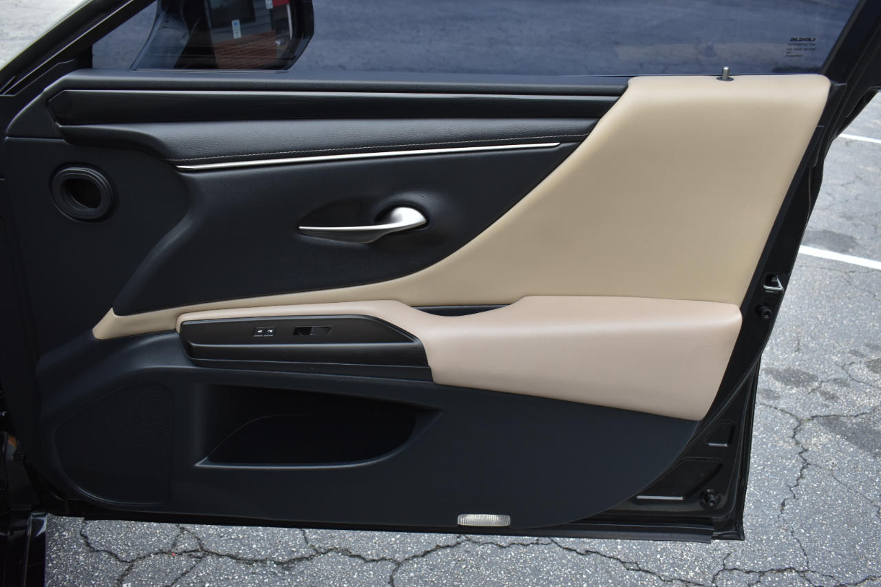 2019 Lexus ES Image 35 of 48