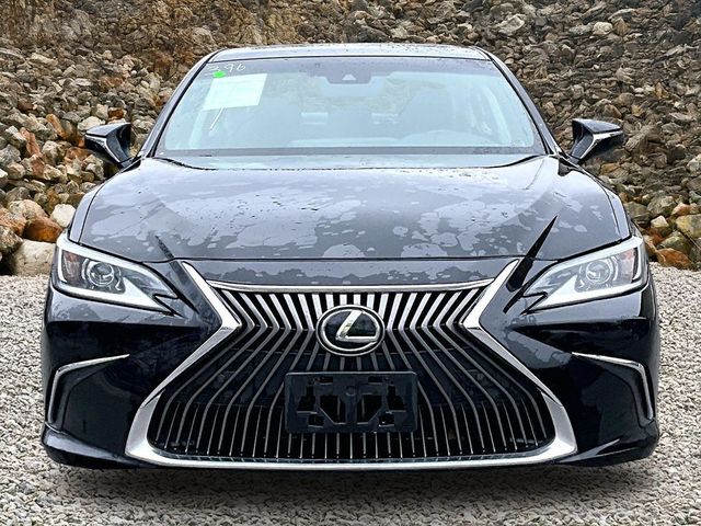 2019 Lexus ES Image 1 of 29