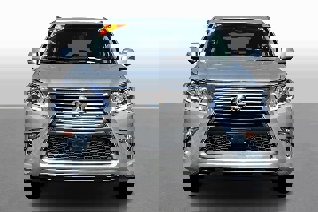 2019 Lexus GX Image 2 of 32