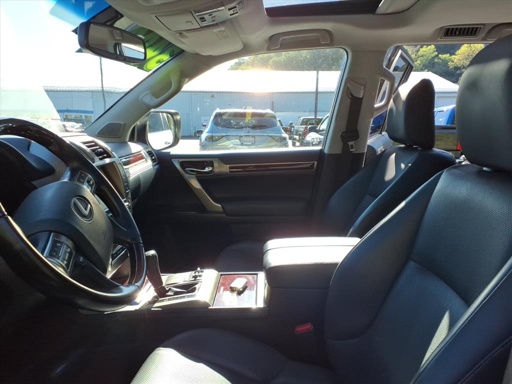 2019 Lexus GX Image 10 of 30