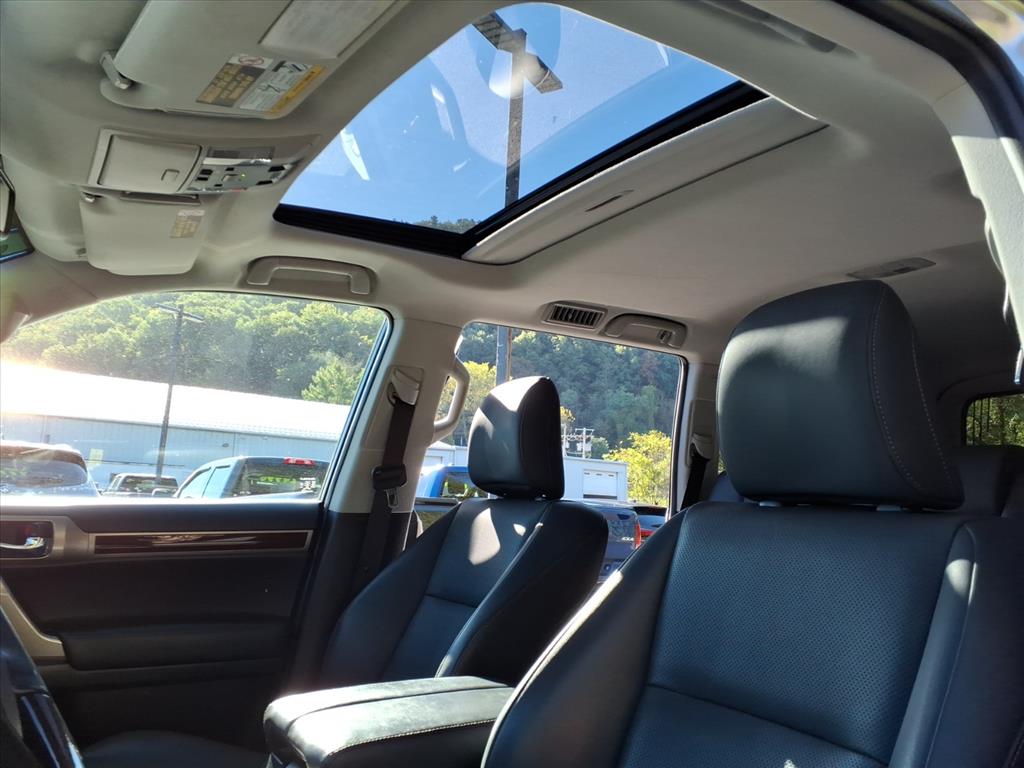 2019 Lexus GX Image 8 of 30