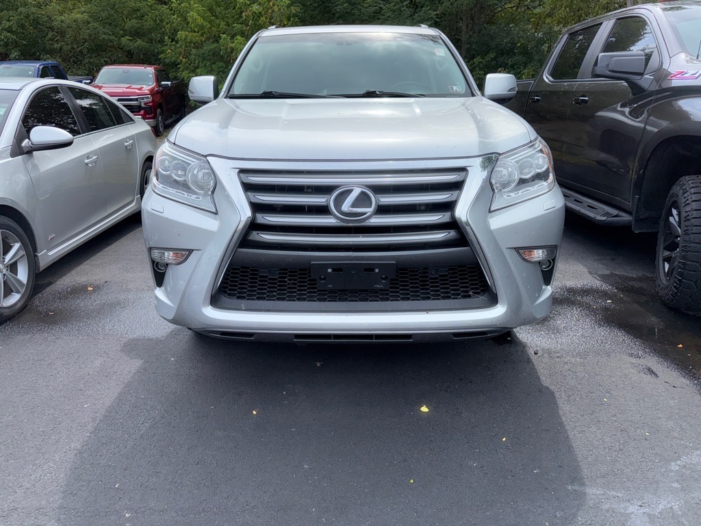 2019 Lexus GX Image 2 of 30