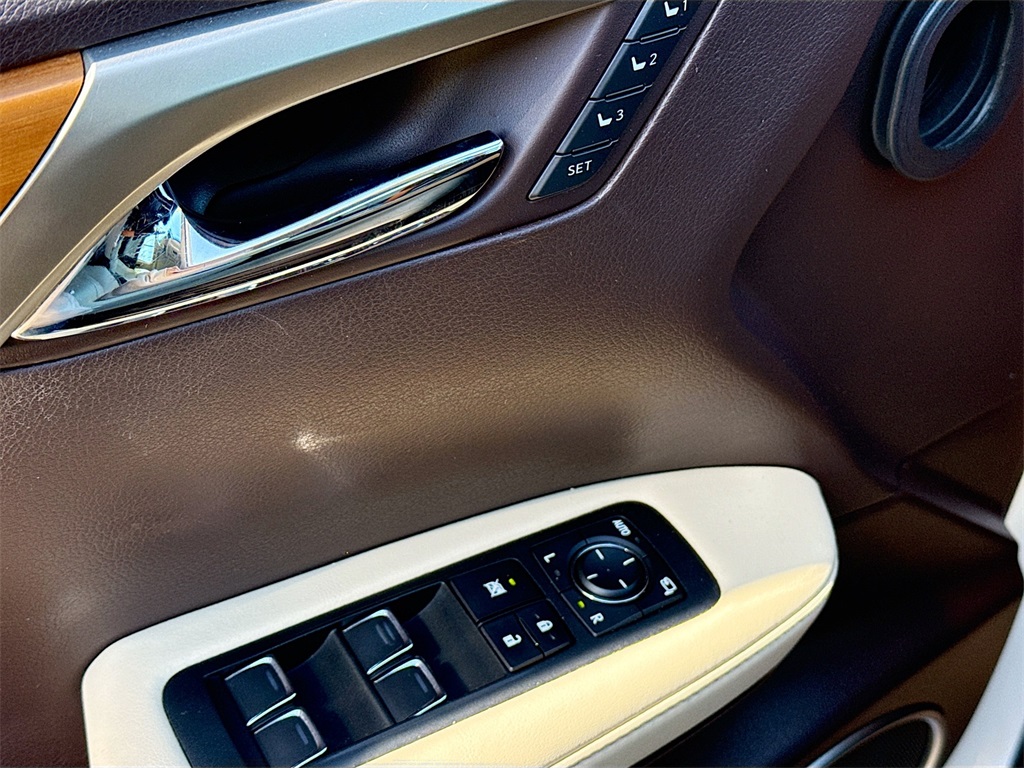 Vehicle image 18 of 34