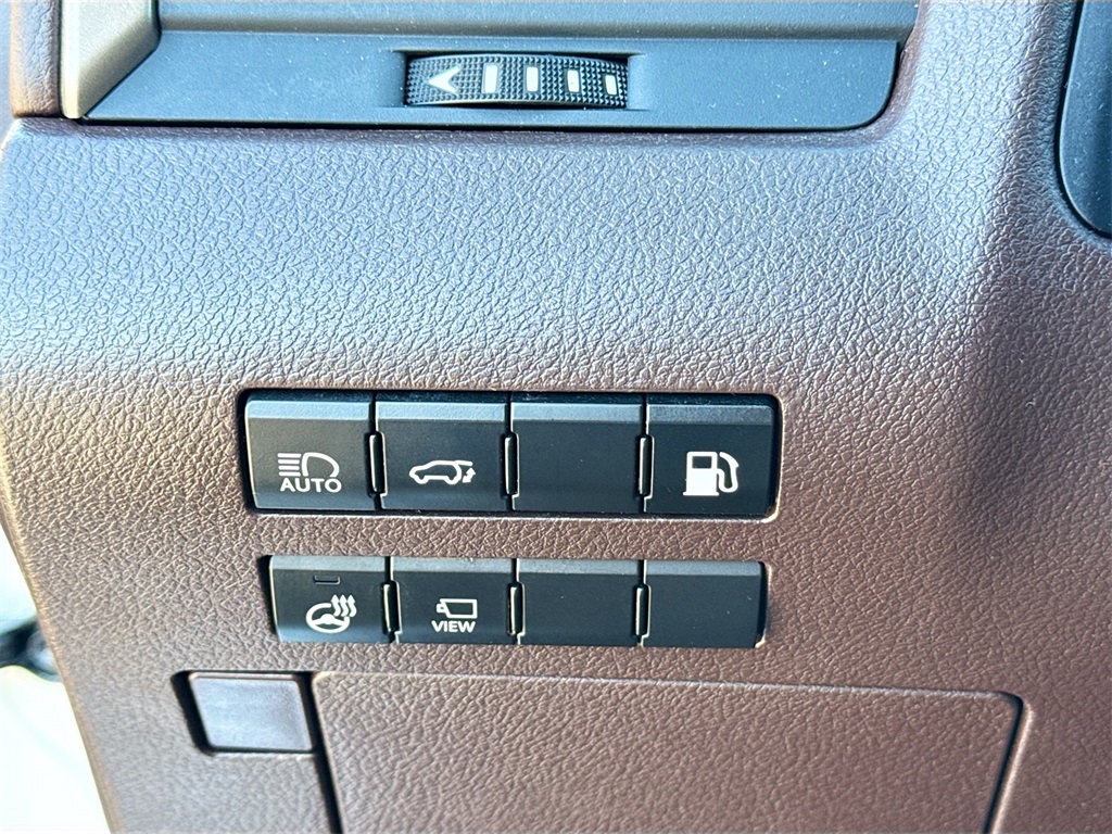 Vehicle image 10 of 34