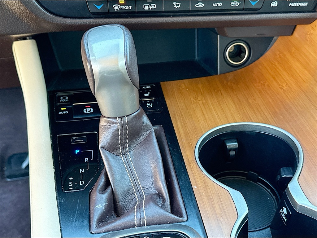 Vehicle image 17 of 34
